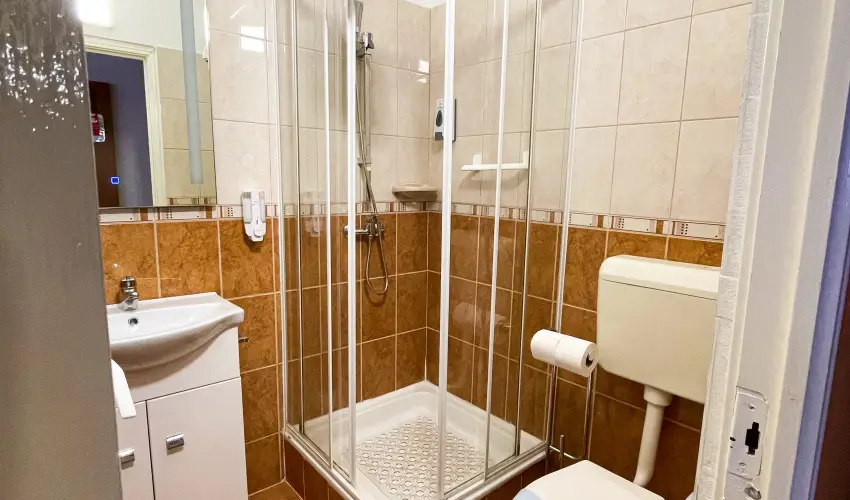 �reg-t� Hotel Tata - Kedvezm�nyes �r csal�dok r�sz�reak reggelis ell�t�ssal (1 �jt�l)