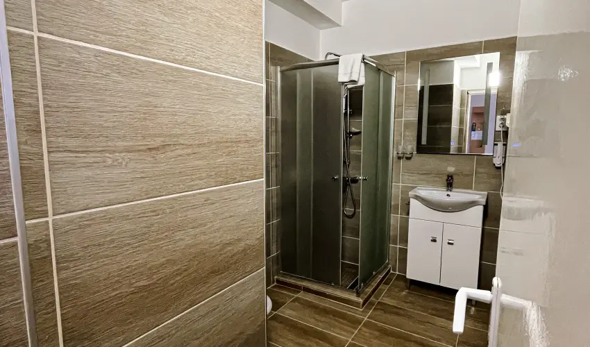 �reg-t� Hotel Tata - Kedvezm�nyes �r csal�dok r�sz�reak reggelis ell�t�ssal (1 �jt�l)