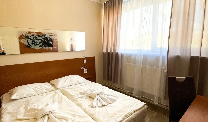 �reg-t� Hotel Tata - Kedvezm�nyes �r csal�dok r�sz�reak reggelis ell�t�ssal (1 �jt�l)