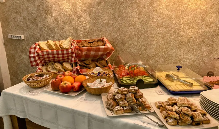 �reg-t� Hotel Tata - Kedvezm�nyes �r csal�dok r�sz�reak reggelis ell�t�ssal (1 �jt�l)