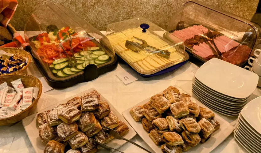 �reg-t� Hotel Tata - Kedvezm�nyes �r csal�dok r�sz�reak reggelis ell�t�ssal (1 �jt�l)