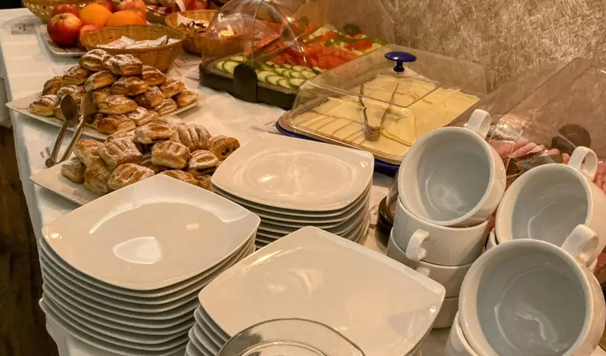 �reg-t� Hotel Tata - Kedvezm�nyes �r csal�dok r�sz�reak reggelis ell�t�ssal (1 �jt�l)