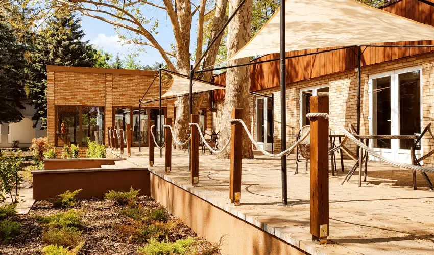 �reg-t� Hotel Tata - Kedvezm�nyes �r csal�dok r�sz�reak reggelis ell�t�ssal (1 �jt�l)