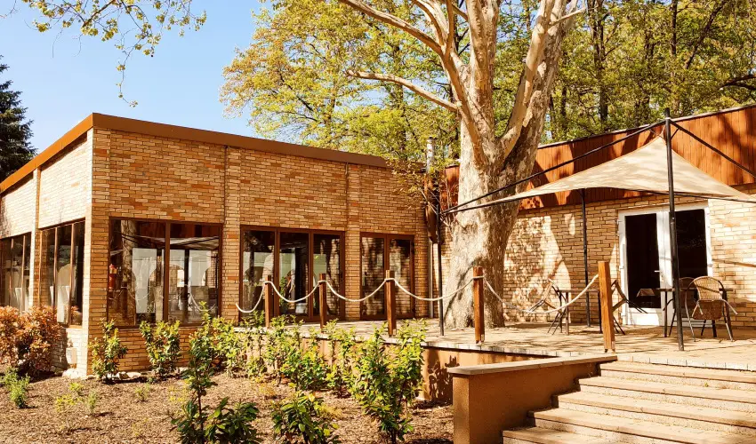 �reg-t� Hotel Tata - Kedvezm�nyes �r csal�dok r�sz�reak reggelis ell�t�ssal (1 �jt�l)