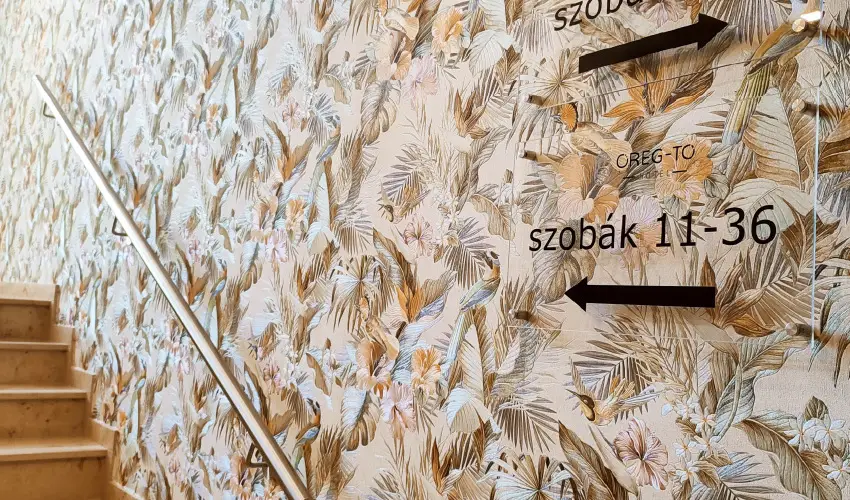 �reg-t� Hotel Tata - Kedvezm�nyes �r csal�dok r�sz�reak reggelis ell�t�ssal (1 �jt�l)