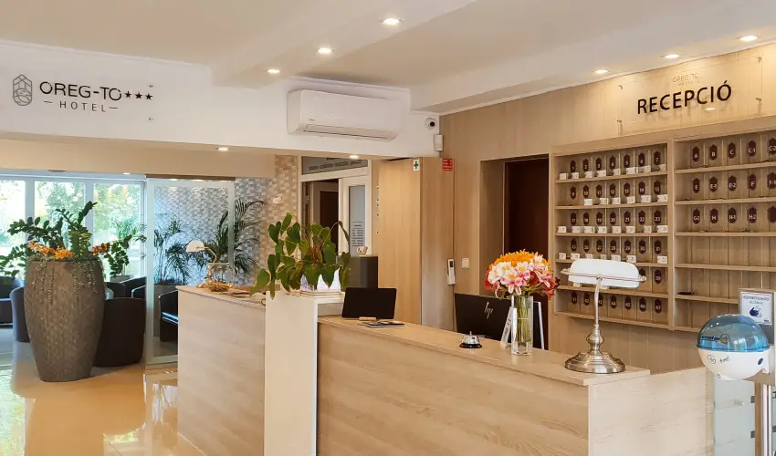 �reg-t� Hotel Tata - Kedvezm�nyes �r csal�dok r�sz�reak reggelis ell�t�ssal (1 �jt�l)