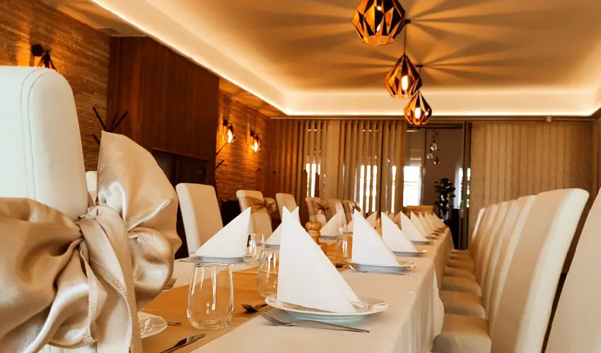 �reg-t� Hotel Tata - Kedvezm�nyes �r csal�dok r�sz�reak reggelis ell�t�ssal (1 �jt�l)