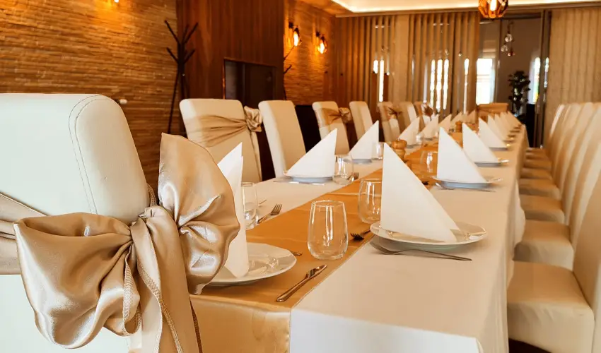 �reg-t� Hotel Tata - Kedvezm�nyes �r csal�dok r�sz�reak reggelis ell�t�ssal (1 �jt�l)