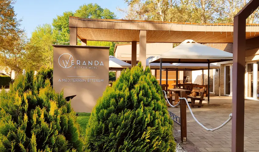 �reg-t� Hotel Tata - Kedvezm�nyes �r csal�dok r�sz�reak reggelis ell�t�ssal (1 �jt�l)