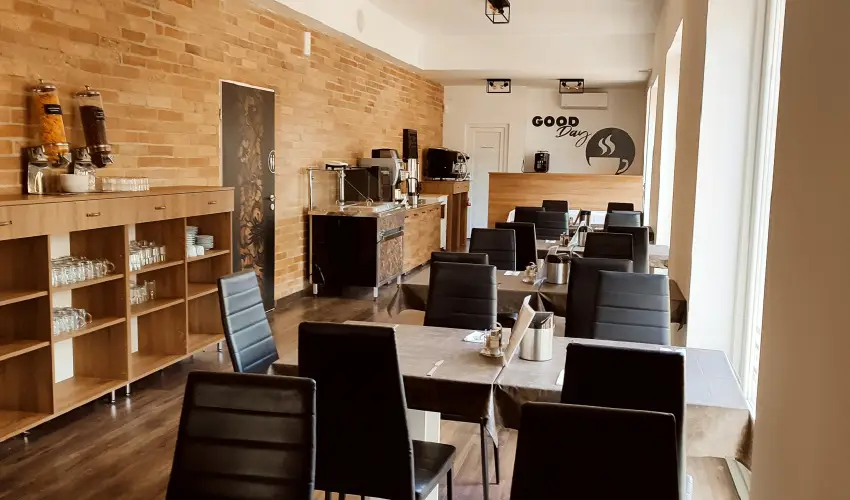 �reg-t� Hotel Tata - Kedvezm�nyes �r csal�dok r�sz�reak reggelis ell�t�ssal (1 �jt�l)