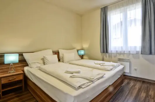 Pandora Zsry Apartmanok - Kedvezmnyes r csaldok rszreak frdbelpvel (1 jtl)