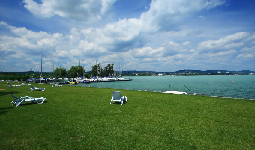 Aquilo Hotel Panorma Tihany Tihany - Kedvezmnyes r csaldok rszreak reggelis elltssal (1 jtl)
