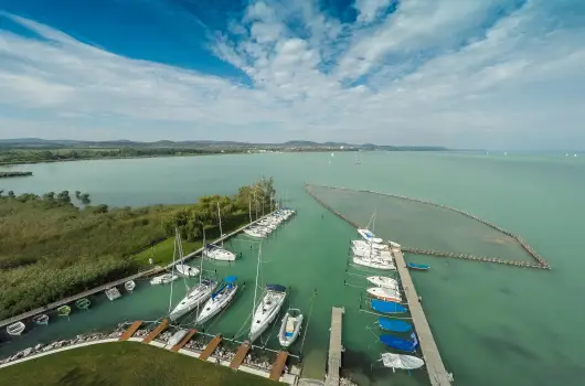 Aquilo Hotel Panor�ma Tihany - Kedvezm�nyes �r csal�dok r�sz�reak reggelis ell�t�ssal (1 �jt�l)