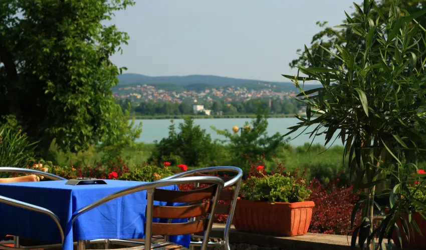 Aquilo Hotel Panorma Tihany Tihany - Kedvezmnyes r csaldok rszreak reggelis elltssal (1 jtl)