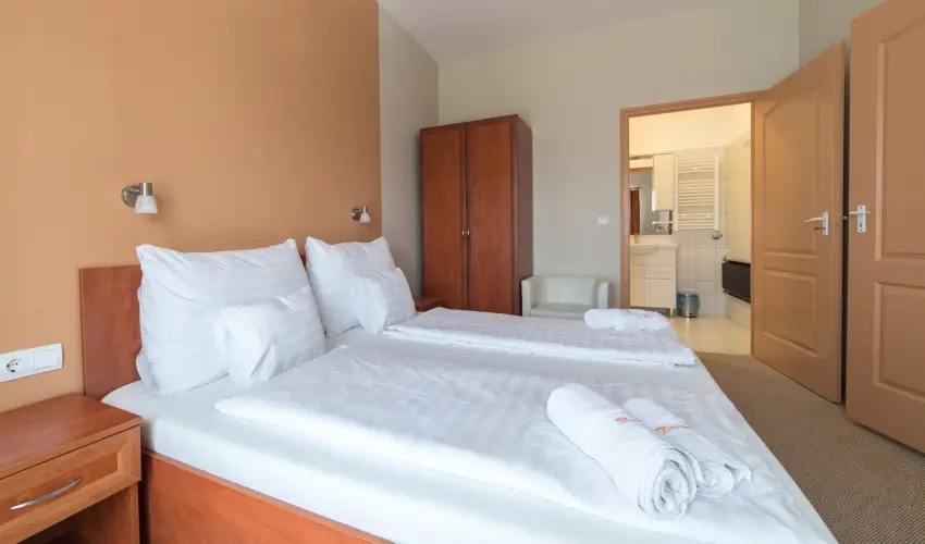 Pelso Panzi� Balatonm�riaf�rd� - Kedvezm�nyes �r csal�dok r�sz�reak reggelivel (1 �jt�l)