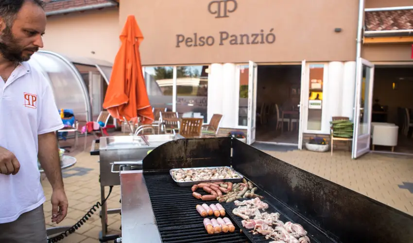 Pelso Panzi� Balatonm�riaf�rd� - Kedvezm�nyes �r csal�dok r�sz�reak reggelivel (1 �jt�l)