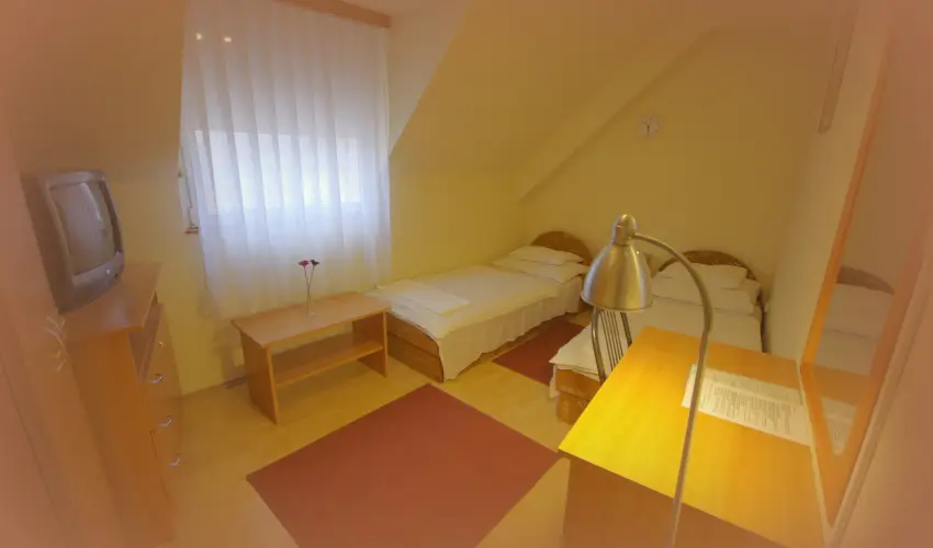 Hotel Vad�szk�rt Sz�kesfeh�rv�r - Kedvezm�nyes �r csal�dok r�sz�reak (1 �jt�l)