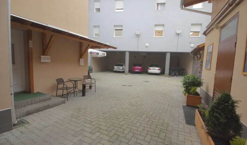 Hotel Vad�szk�rt Sz�kesfeh�rv�r - Kedvezm�nyes �r csal�dok r�sz�reak (1 �jt�l)