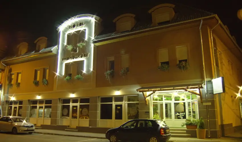 Hotel Vad�szk�rt Sz�kesfeh�rv�r - Kedvezm�nyes �r csal�dok r�sz�reak (1 �jt�l)