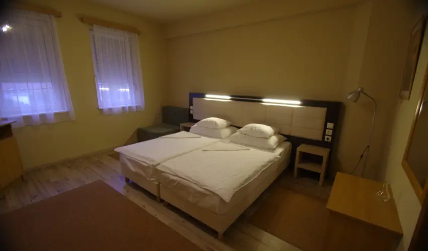 Hotel Vad�szk�rt Sz�kesfeh�rv�r - Kedvezm�nyes �r csal�dok r�sz�reak (1 �jt�l)