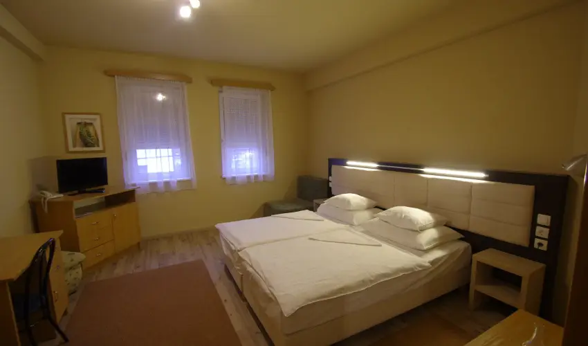 Hotel Vad�szk�rt Sz�kesfeh�rv�r - Kedvezm�nyes �r csal�dok r�sz�reak (1 �jt�l)