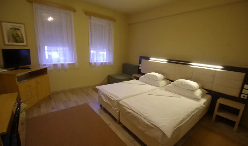 Hotel Vad�szk�rt Sz�kesfeh�rv�r - Kedvezm�nyes �r csal�dok r�sz�reak (1 �jt�l)