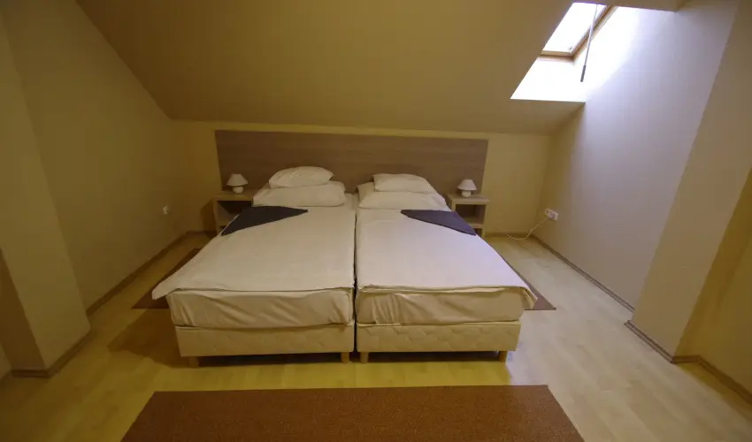 Hotel Vad�szk�rt Sz�kesfeh�rv�r - Kedvezm�nyes �r csal�dok r�sz�reak (1 �jt�l)