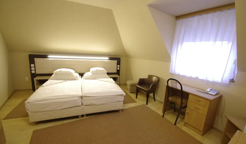 Hotel Vad�szk�rt Sz�kesfeh�rv�r - Kedvezm�nyes �r csal�dok r�sz�reak (1 �jt�l)