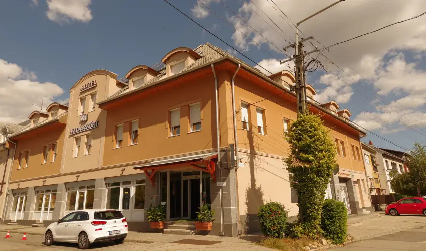 Hotel Vad�szk�rt Sz�kesfeh�rv�r - Kedvezm�nyes �r csal�dok r�sz�reak (1 �jt�l)