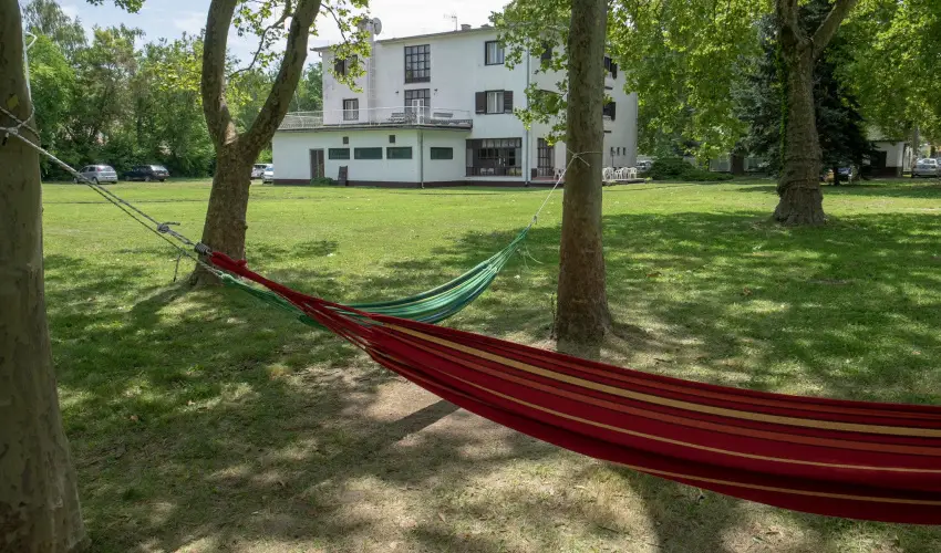 Sir�ly Hotel Balatonlelle - Kedvezm�nyes �r csal�dok r�sz�reak reggelivel (1 �jt�l)