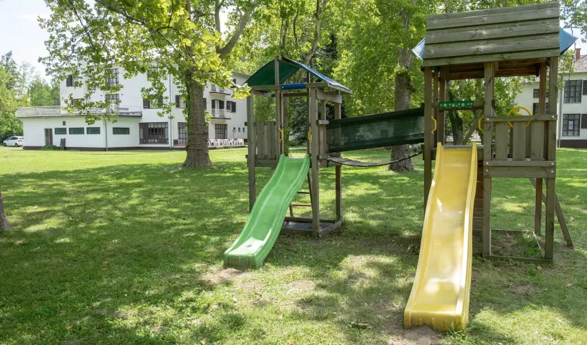 Sir�ly Hotel Balatonlelle - Kedvezm�nyes �r csal�dok r�sz�reak reggelivel (1 �jt�l)