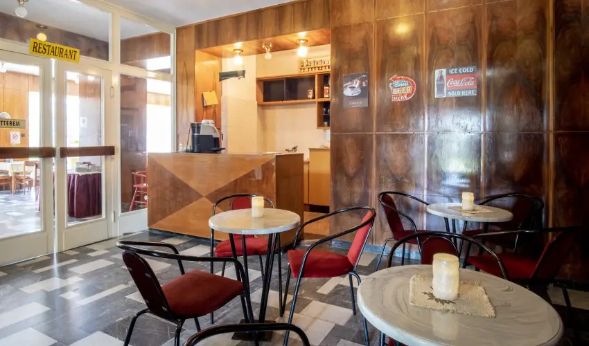 Sir�ly Hotel Balatonlelle - Kedvezm�nyes �r csal�dok r�sz�reak reggelivel (1 �jt�l)