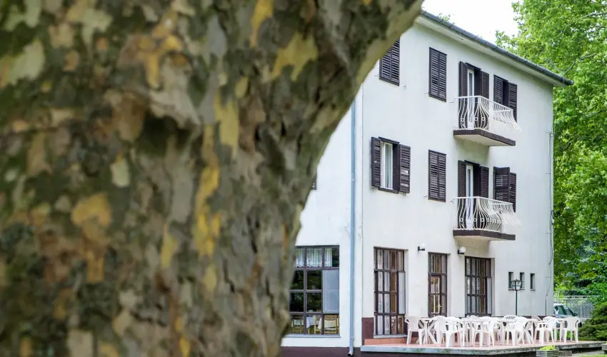 Sir�ly Hotel Balatonlelle - Kedvezm�nyes �r csal�dok r�sz�reak reggelivel (1 �jt�l)