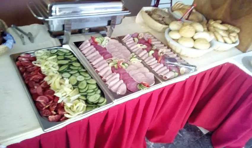 Sir�ly Hotel Balatonlelle - Kedvezm�nyes �r csal�dok r�sz�reak reggelivel (1 �jt�l)