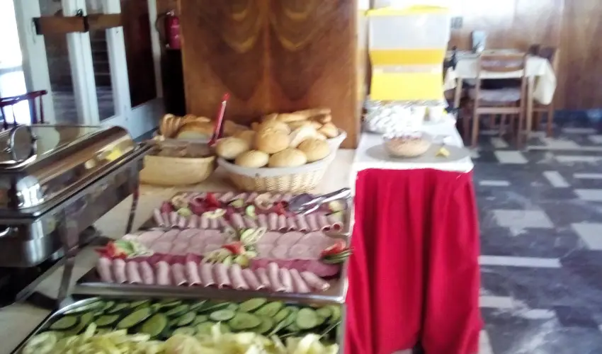 Sir�ly Hotel Balatonlelle - Kedvezm�nyes �r csal�dok r�sz�reak reggelivel (1 �jt�l)