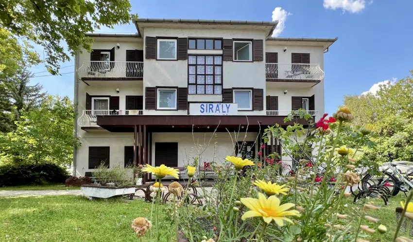 Sir�ly Hotel Balatonlelle - Kedvezm�nyes �r csal�dok r�sz�reak reggelivel (1 �jt�l)