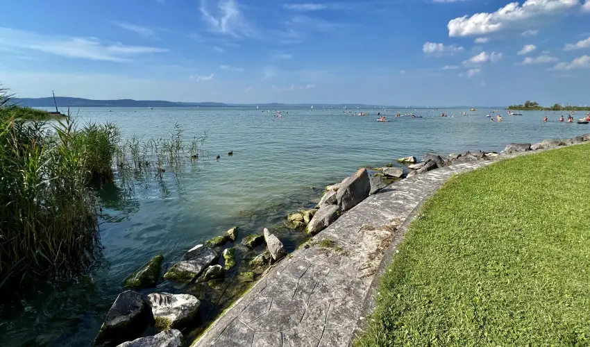 Sir�ly Hotel Balatonlelle - Kedvezm�nyes �r csal�dok r�sz�reak reggelivel (1 �jt�l)