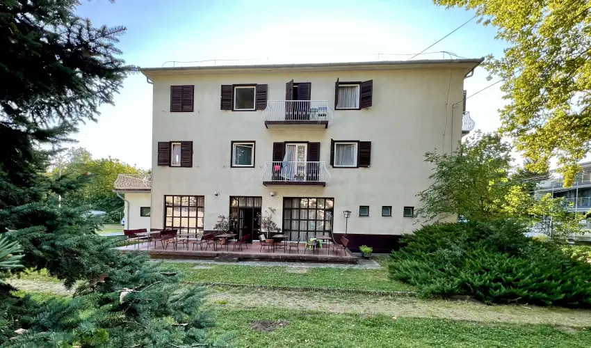 Sir�ly Hotel Balatonlelle - Kedvezm�nyes �r csal�dok r�sz�reak reggelivel (1 �jt�l)