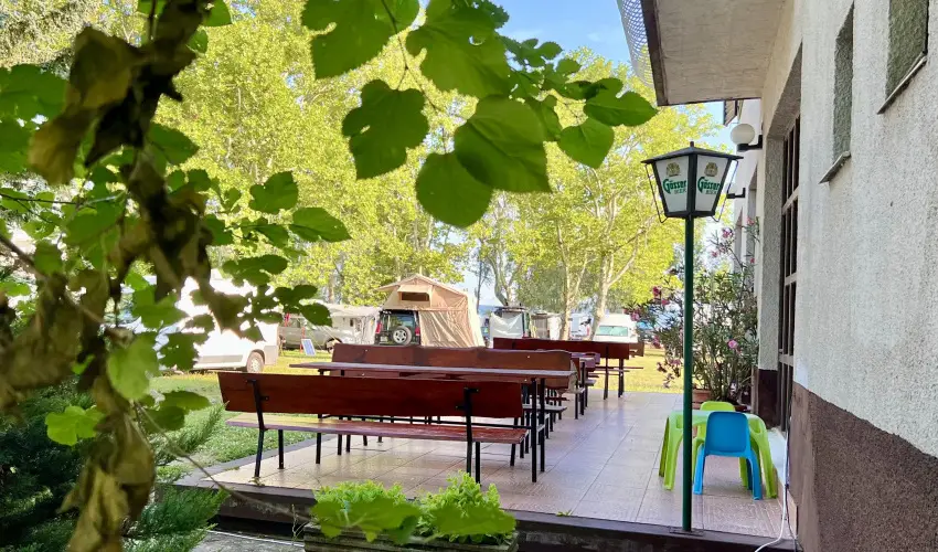 Sir�ly Hotel Balatonlelle - Kedvezm�nyes �r csal�dok r�sz�reak reggelivel (1 �jt�l)