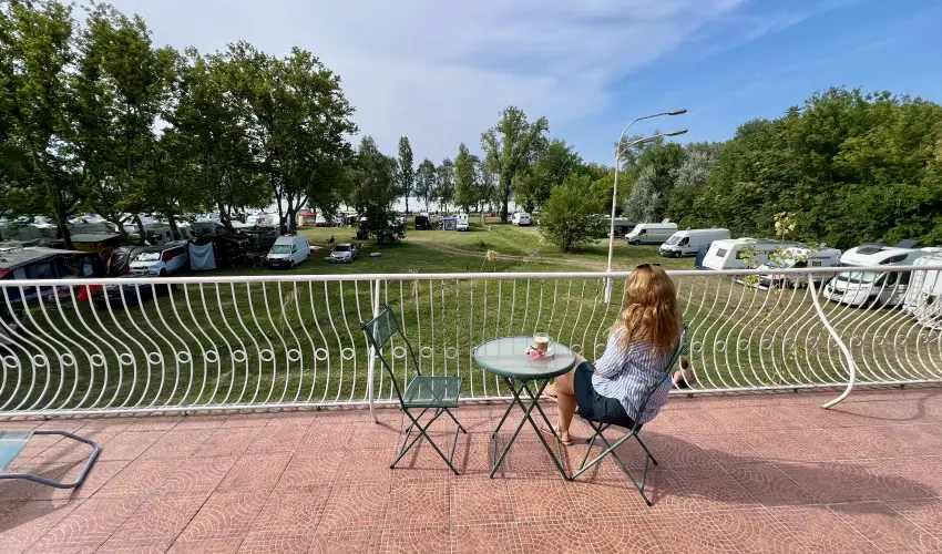 Sir�ly Hotel Balatonlelle - Kedvezm�nyes �r csal�dok r�sz�reak reggelivel (1 �jt�l)