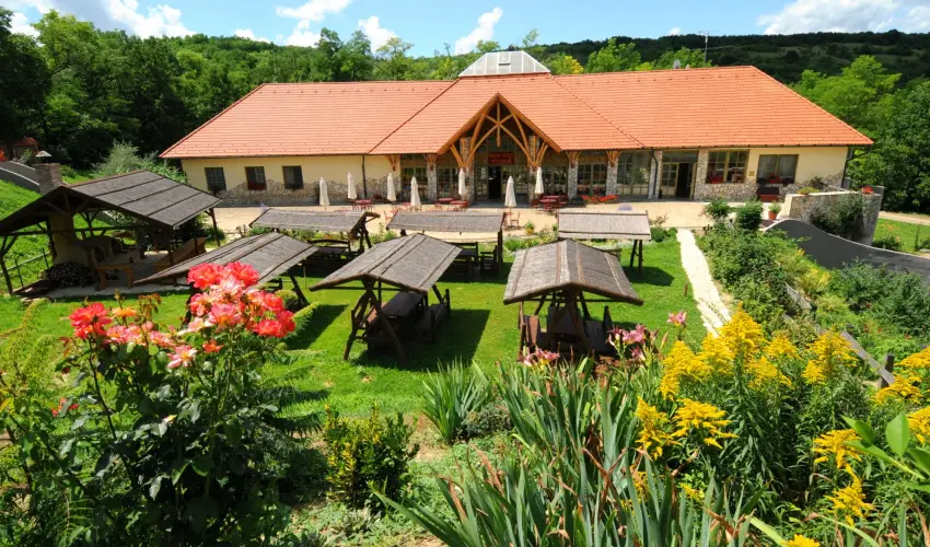 Somogy Kertje �d�l�falu �s �tterem Bonnya - Kedvezm�nyes �r csal�dok r�sz�reak reggelivel (1 �jt�l)