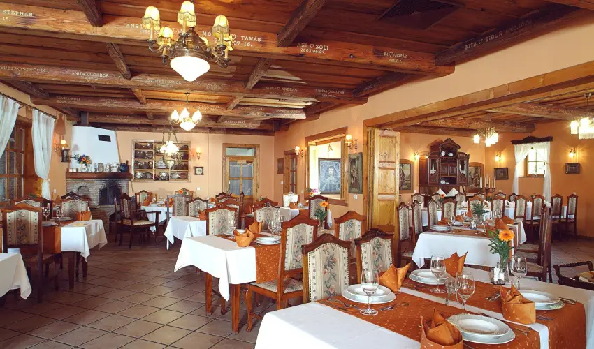 Szrcsa Hotel Szkesfehrvr - Kedvezmnyes r csaldok rszreak flpanzival (1 jtl)