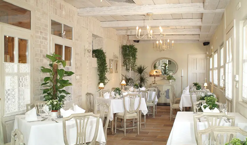 Szrcsa Hotel Szkesfehrvr - Kedvezmnyes r csaldok rszreak flpanzival (1 jtl)