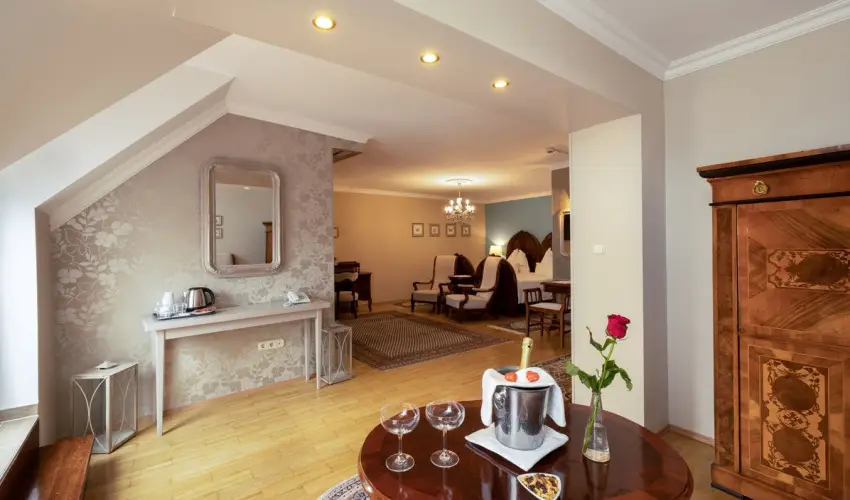 Sz�rcsa Hotel Sz�kesfeh�rv�r - Kedvezm�nyes �r csal�dok r�sz�reak f�lpanzi�val (1 �jt�l)