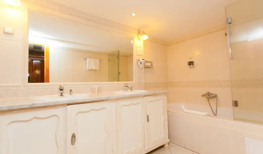 Sz�rcsa Hotel Sz�kesfeh�rv�r - Kedvezm�nyes �r csal�dok r�sz�reak f�lpanzi�val (1 �jt�l)