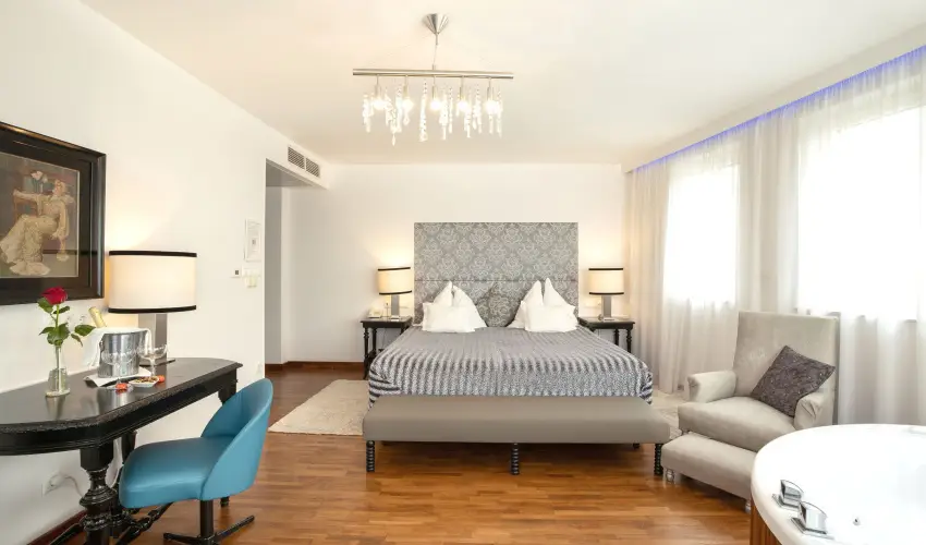 Sz�rcsa Hotel Sz�kesfeh�rv�r - Kedvezm�nyes �r csal�dok r�sz�reak f�lpanzi�val (1 �jt�l)