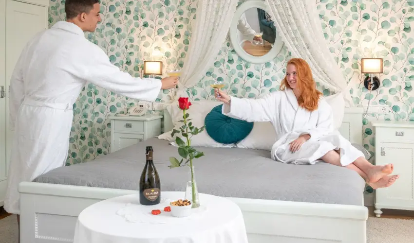 Sz�rcsa Hotel Sz�kesfeh�rv�r - Kedvezm�nyes �r csal�dok r�sz�reak f�lpanzi�val (1 �jt�l)