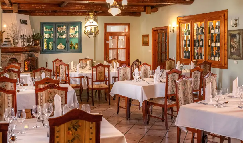 Sz�rcsa Hotel Sz�kesfeh�rv�r - Kedvezm�nyes �r csal�dok r�sz�reak f�lpanzi�val (1 �jt�l)