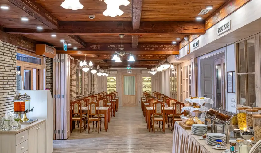 Sz�rcsa Hotel Sz�kesfeh�rv�r - Kedvezm�nyes �r csal�dok r�sz�reak f�lpanzi�val (1 �jt�l)