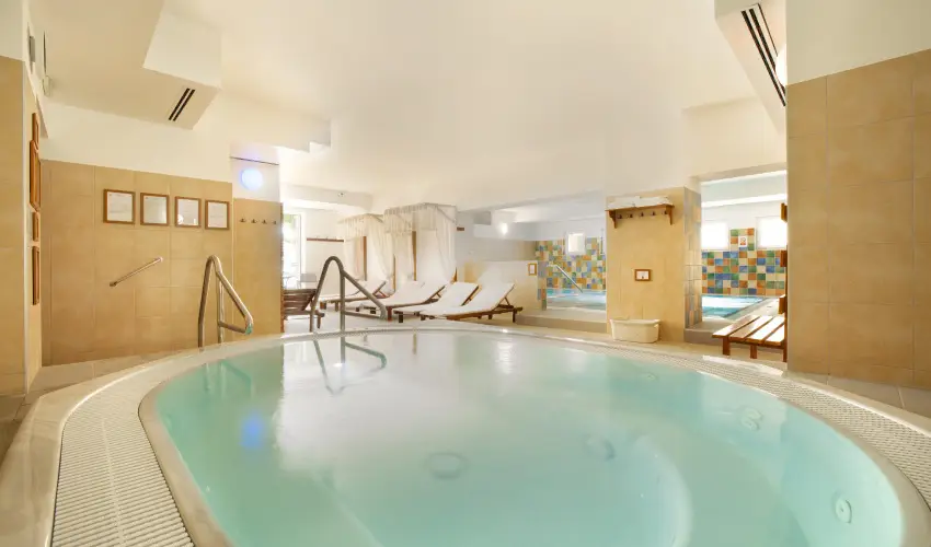 Sz�rcsa Hotel Sz�kesfeh�rv�r - Kedvezm�nyes �r csal�dok r�sz�reak f�lpanzi�val (1 �jt�l)